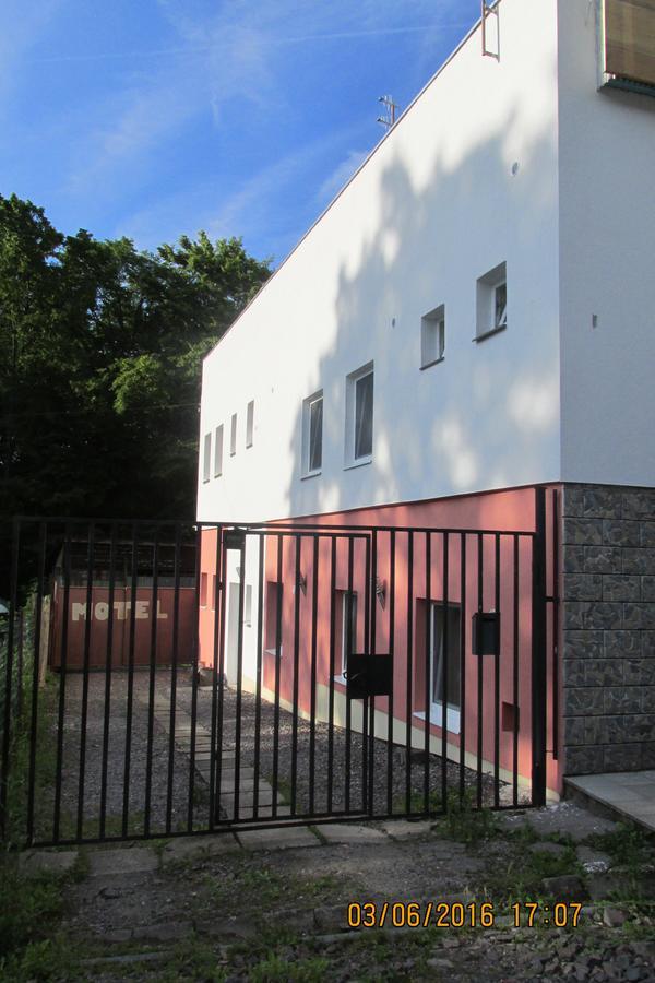 Motel Šofér Valkóc Kültér fotó